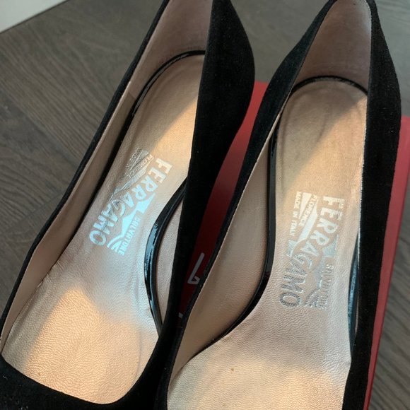 SALVATORE FERRAGAMO POINTY SUEDE PUMPS SIZE 7 C - Picture 3 of 14